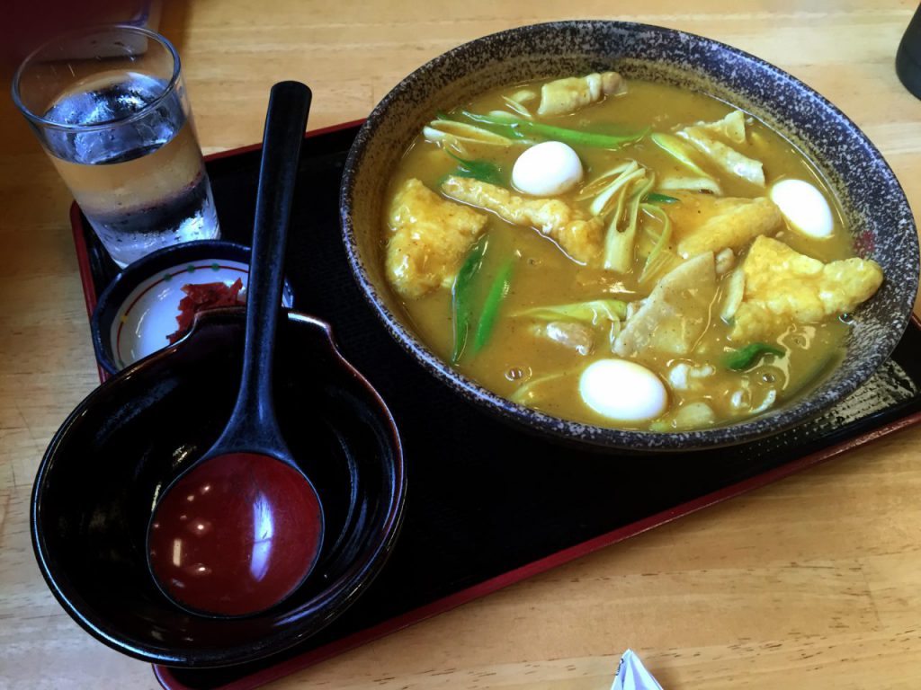 愛知県のご当地グルメ「豊橋カレーうどん」の特徴といえば、丼の底に何があること？ ご当地情報局