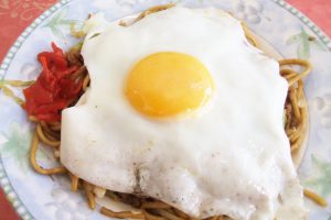 秋田県の 男鹿しょっつる焼きそば の麺に練りこまれているものとは ご当地情報局