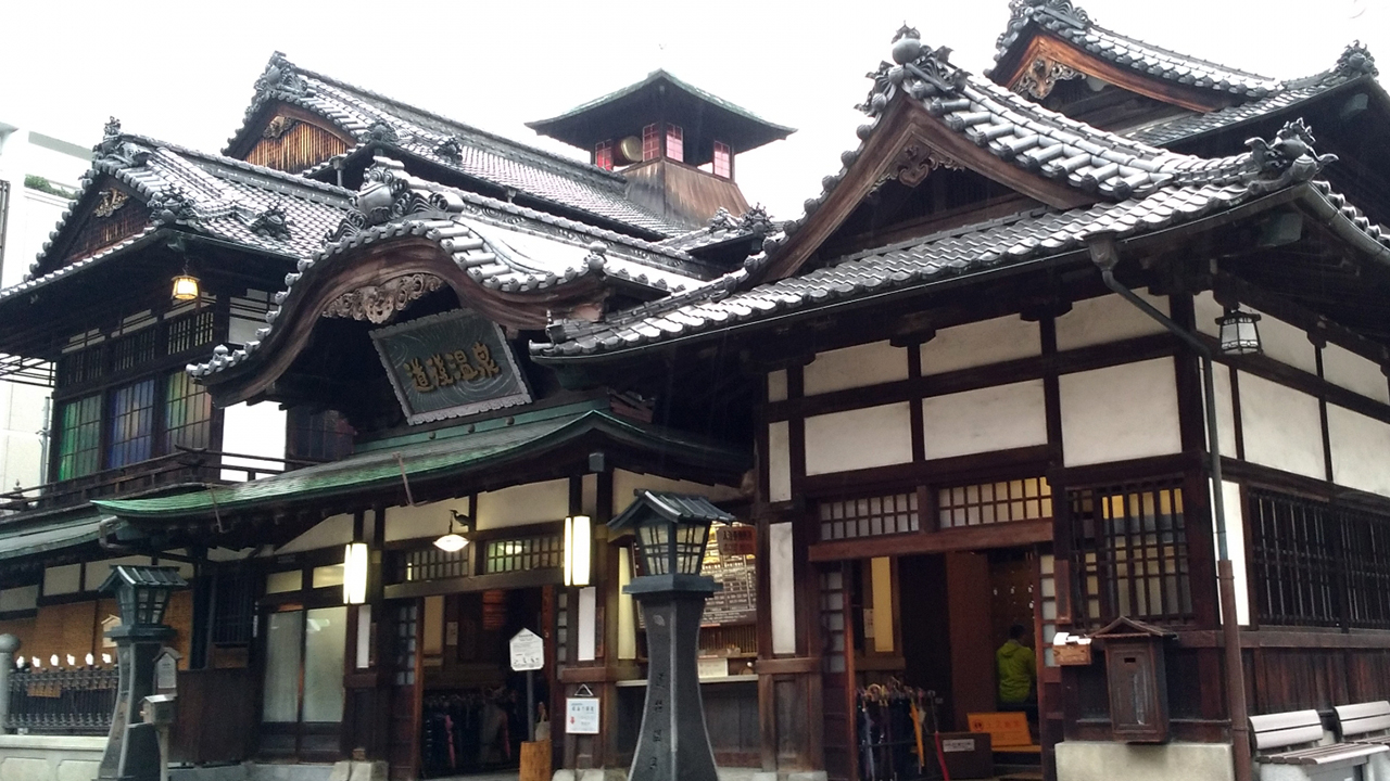 愛媛県松山市の名物である カステラで餡を巻いて作るお菓子の名前は ご当地情報局